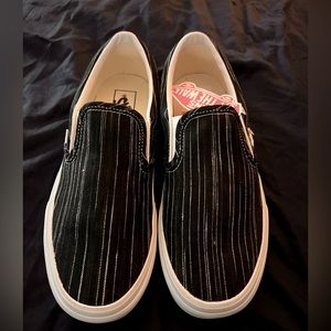 Vans Classic Slip-On
(Suiting) Black/Stripes
VNOA4U382PW
US MEN 8.0
US WOMEN 9.5